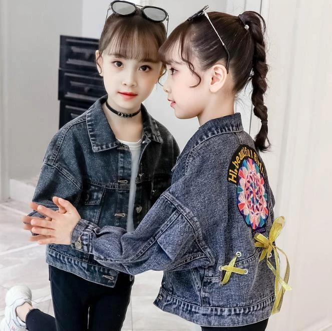 Veste en jean décontractée avec broderies florales au dos